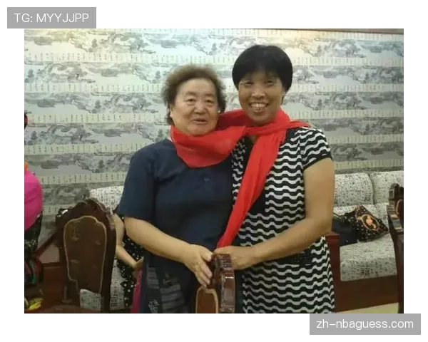 朝阳区代表队蓝白战袍象征团结，赛后合影记录青春时光