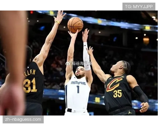 灰熊小皮蓬伤愈复出迎来赛季首秀,父亲斯科蒂-皮蓬现身场边观众席 灰熊小皮蓬伤愈复出迎来赛季首秀,父亲斯科蒂-皮蓬现身场边观众席