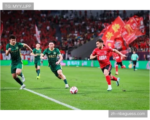 雨中激战：成都凤凰山专业足球场上演进球大战