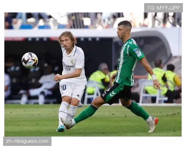 慢镜头回放显示,贝蒂斯球员在排人墙时存在违规移动 慢镜头回放显示,贝蒂斯球员在排人墙时存在违规移动